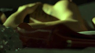 嘿，Ella Silver，想为 Playboy 秀那些大假奶吗？独舞脱衣