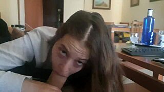 la vecina comiendo polla con gran entusiasmo