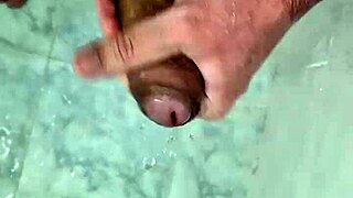 在淋浴中打飞机，第2部分，感觉真他妈爽