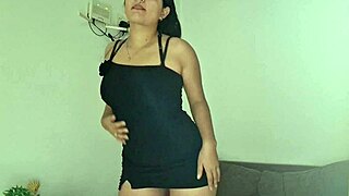 饥渴的朋友们脱衣在内衣中亲吻？