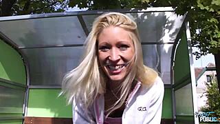 金发美女公共场合推倒假中介猛干