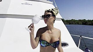 Monika Fox游艇上用大假阳具自慰免费