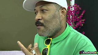 I called my friend to watch Neymar's game at home.