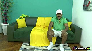 I called my friend to watch Neymar's game at home.