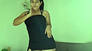 饥渴的朋友们脱衣在内衣中亲吻？