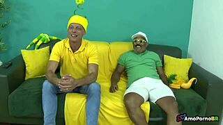 I called my friend to watch Neymar's game at home.