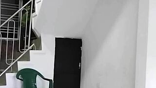 descubro a mi hermanastra follando con su novio en su habitacion y los grabo para que luego ella me haga todo igual 2 parte