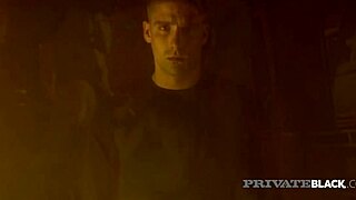 像Belladonna一样渴望鸡巴，在Private Black被黑人双插