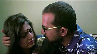 出轨印度嫂子被抓到疯狂群交，OMG！