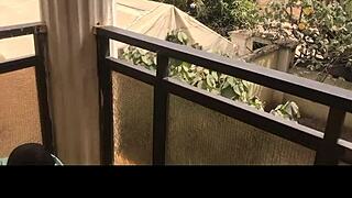 哟，这个阳台上的家伙，我朋友坚持我们先干她！😜