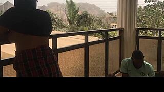 哟，这个阳台上的家伙，我朋友坚持我们先干她！😜