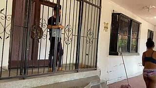 Mi Hermanastra Esta Senxualmente Vestida Haciendo Aseo Y Le Ayudo A Cambio De Una Follada