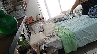 milf madurita haciendo limpieza en su cuarto 1
