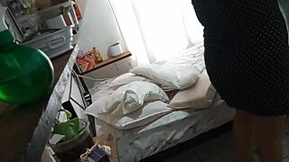milf madurita haciendo limpieza en su cuarto 1