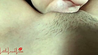 可爱亚洲女孩热爱颜面骑乘，在自制POV乐趣中。好热！