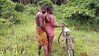 Wow! Okonkwo bangs village slay queen outdoor after bicycle lift!