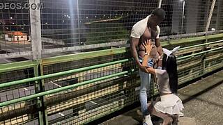 Coelhinha transa na passarela rua carro chuva quase pega