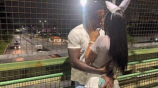 Coelhinha transa na passarela rua carro chuva quase pega