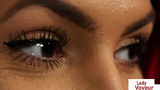 英国偷窥美女在更衣室自慰，内裤和袜子特写 😏