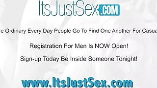 Starri Knight fingers her smooth shaved pussy solo.