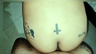 Follando en casa de unos amigos con intensidad.