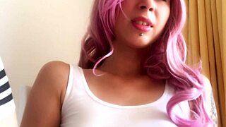 Amateur Babe Rubs Pussy With Corn For Orgasm