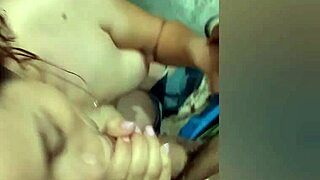 mi prima cree que vamos a ver películas jajajaja pero no sabe la que le espera me la cojo y me vengo en sus tetas