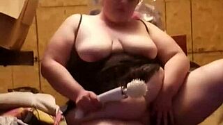 the chubby wife uses toys for a solo show