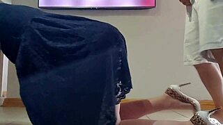 厨房地板上被猛干到高潮