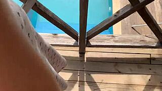 Mientras mi esposa se broncea, ¿por qué no follar con mi cuñada?