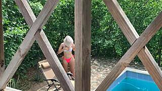 Mientras mi esposa se broncea, ¿por qué no follar con mi cuñada?