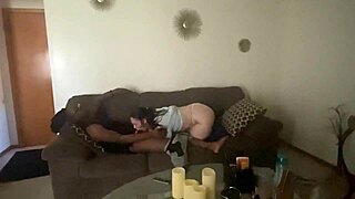 她为什么一边吸一边屁股那样晃？