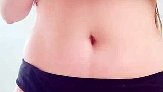 渴望大奶牛按摩黑比基尼