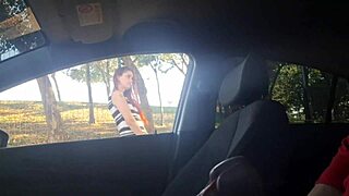 在街上向18岁少女闪鸡巴