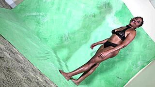 丰满拉丁辣妹18+幕后写真诱惑😊