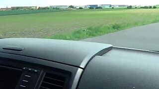 搭上棕发妹，在货车里猛操并射满精液！