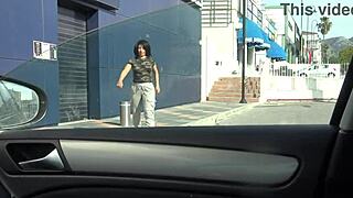 辣妹换妻妻子在丈夫家外面吸大黑鸡巴