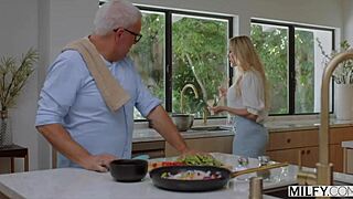 熟女Brandi诱惑年轻18+实习生 😍