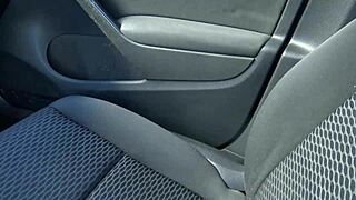 辣妹换妻妻子在丈夫家外面吸大黑鸡巴