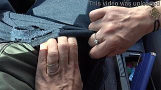 辣妹换妻妻子在丈夫家外面吸大黑鸡巴