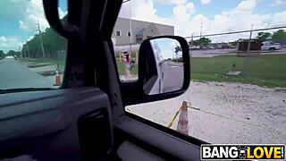 dylann vox脱衣舞娘在公交车上骑乘，双D