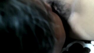 嘿，我只是在吸吮这个穿着丝袜的湿润成熟阴户！