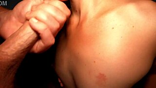 小猫渴望精液射在她小小的18+奶子上，特写POV