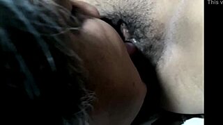 嘿，我只是在吸吮这个穿着丝袜的湿润成熟阴户！