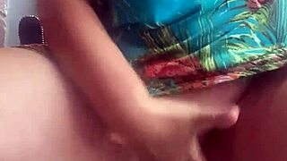 en p�blico dedeando pussy