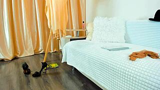 i shows my legs and feets on webcam