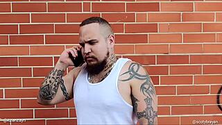 新手新人献出紧致屁眼进行蒸腾首次骑乘。缓慢诱人潜入原始行动。