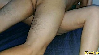 jugando con el coño de mi hermanastra mientras ve porno mira como lo tiene