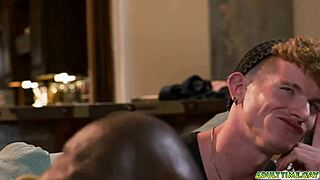 邻居Aaron Trainer和Max Lorde客人前无套猛操？