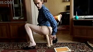 Transvestit Ksyusha uses toys for anal play